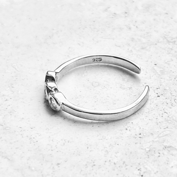 💎TOP SELLER 💎Sterling Silver 3 CZ Toe Ring, Dainty Midi Rings, Stone Jewelry - Picture 10 of 13